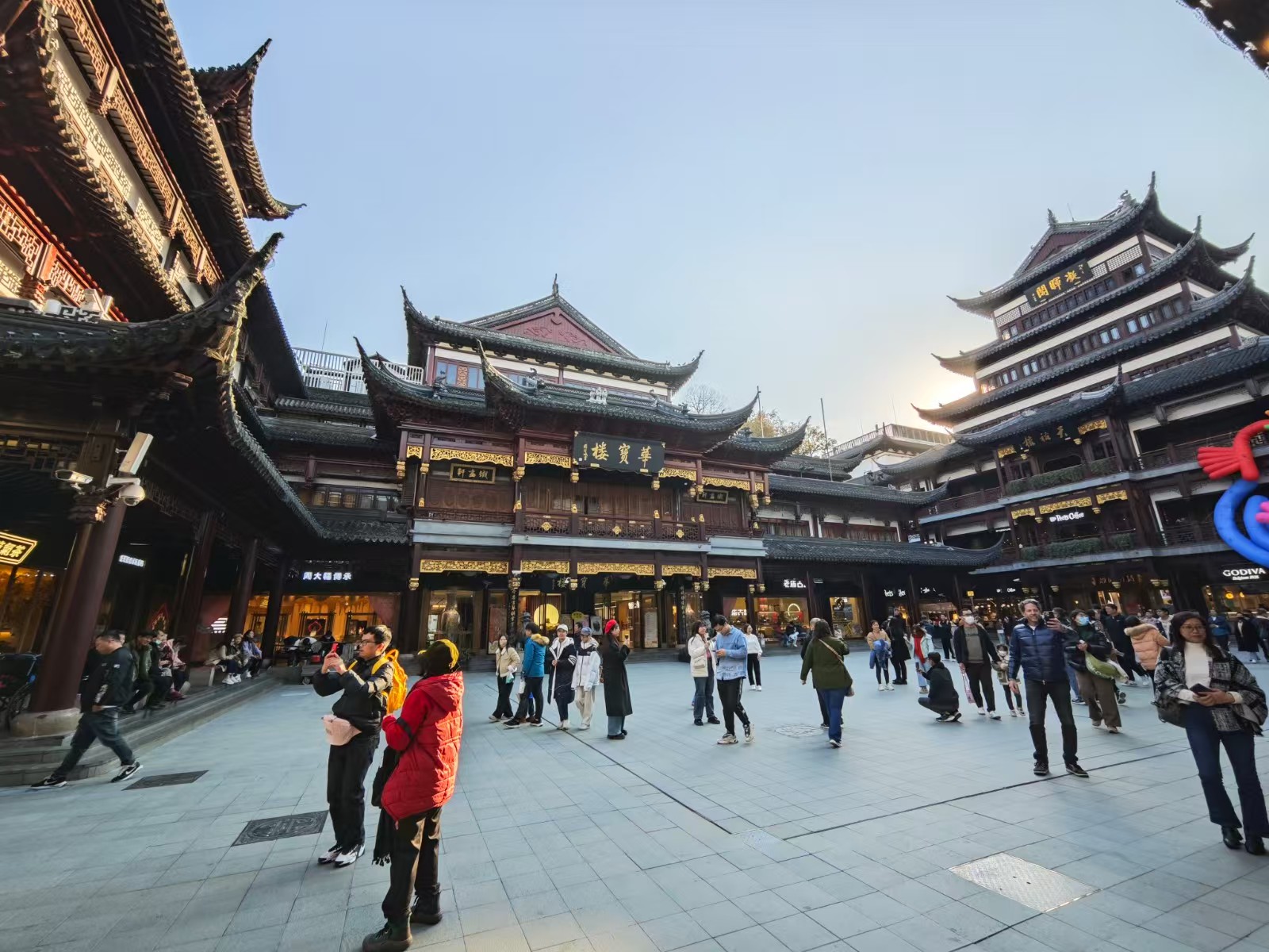 Huabao Tower and Ninghui Pavilion at Yuyuan Bazaar in Shanghai